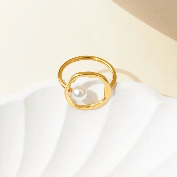 Jewelry - Elegant Gold Pearl Ring